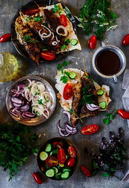 Pide ve adgika soslu tavuk Lula kebabı.