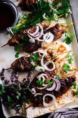 Pide ve adgika soslu tavuk Lula kebabı.