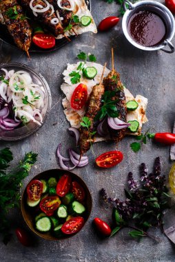 Pide ve adgika soslu tavuk Lula kebabı.