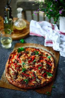 Biberli pizza. Üst Manzara. seçici odak