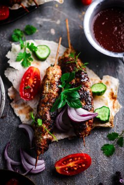 Pide ve adgika soslu tavuk Lula kebabı.