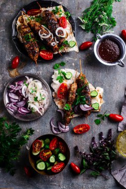 Pide ve adgika soslu tavuk Lula kebabı.