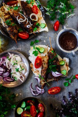 Pide ve adgika soslu tavuk Lula kebabı.