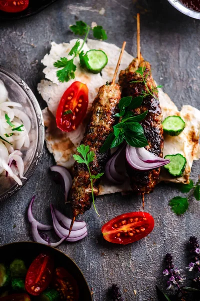 Pide ve adgika soslu tavuk Lula kebabı.