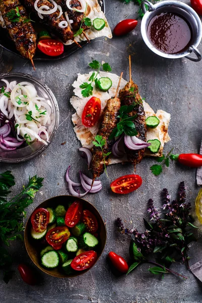 Pide ve adgika soslu tavuk Lula kebabı.