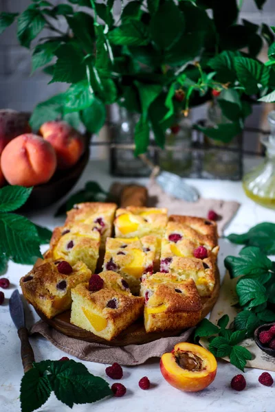 Torta Olio Oliva Lampone Alla Pesca Focalizzazione Foto Selettiva Rustica — Foto Stock