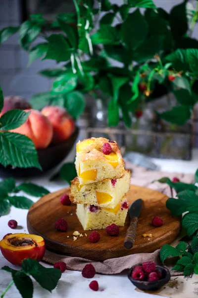 Torta Olio Oliva Lampone Alla Pesca Focalizzazione Foto Selettiva Rustica — Foto Stock