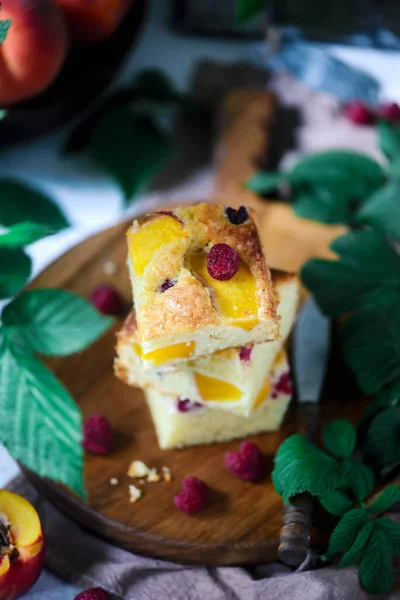 Torta Olio Oliva Lampone Alla Pesca Focalizzazione Foto Selettiva Rustica — Foto Stock