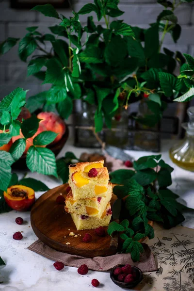 Torta Olio Oliva Lampone Alla Pesca Focalizzazione Foto Selettiva Rustica — Foto Stock