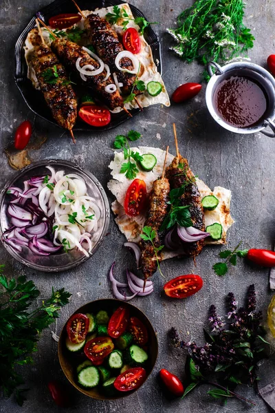 Pide ve adgika soslu tavuk Lula kebabı.