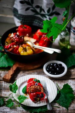 Yunanca doldurulmuş biber yemista... tarz rustik. Seçici odaklanma