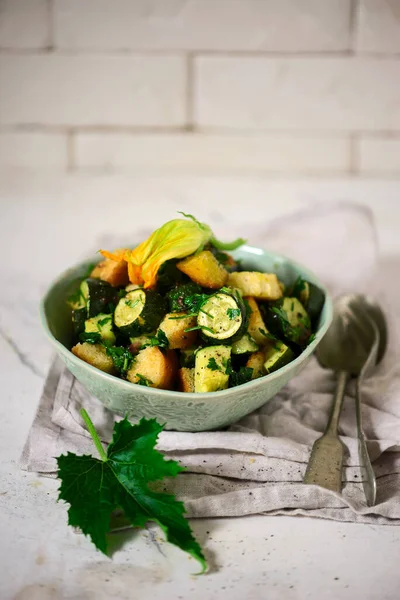 Zucchine Pane Caldo Insalata Stile Vendemmia — Foto Stock