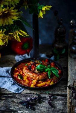 Demir panoda sosis, biber ve soğan. Seçici odak noktası.
