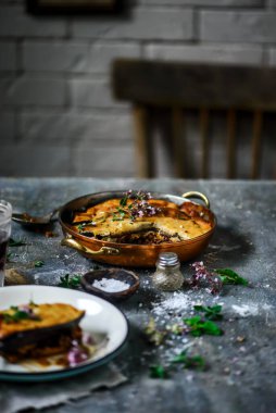 Kızartma tavasında Yunan musakkası. Tarz rustik.Seçici odak