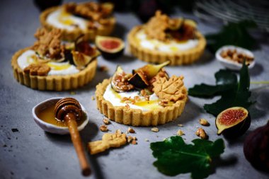 İncirli Ballı Mascarpone Turtaları. seçici odak