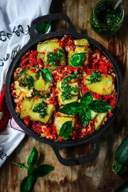 Pesto ve peynir dolgulu kabak... tarz rustik. Seçici odaklanma.