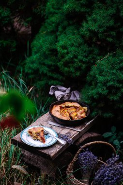 Şeftali ve frangipan galette.Tarz kırsal. seçici odak