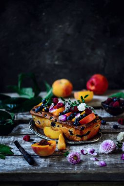 Şeftalili ve yaban mersinli kek. rustik fotoğraf. Seçici odak