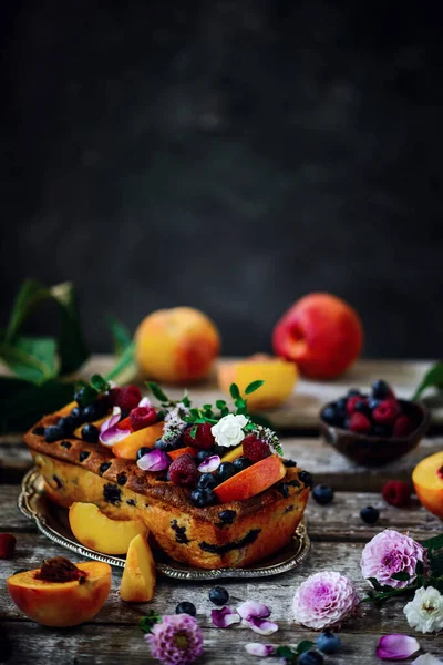桃子和蓝莓蛋糕乡村式摄影 选择性聚焦 — 图库照片