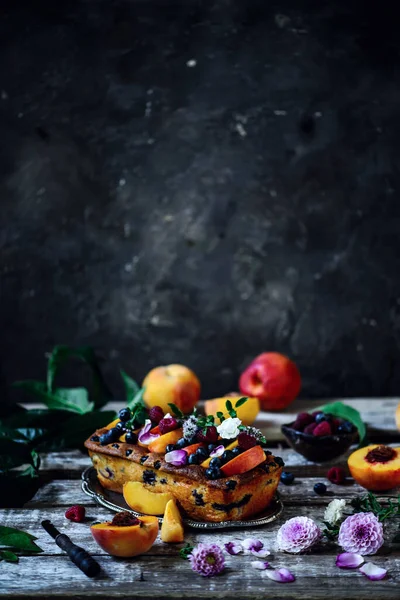 桃とブルーベリーのケーキ 素朴な写真 選択的フォーカス — ストック写真