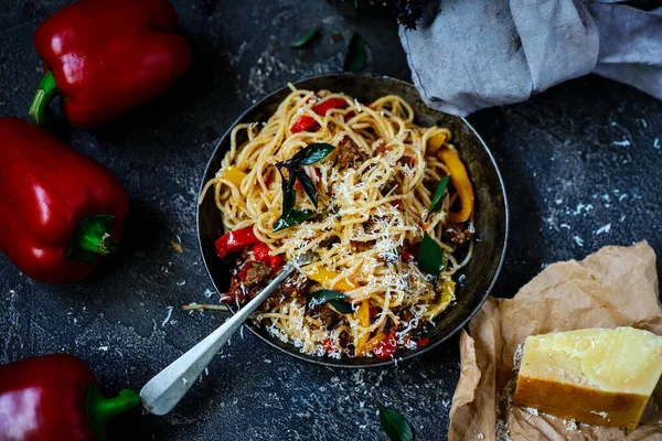 Spaghetti Con Carne Macinata Peperone Stile Rustico Focus Selettivo — Foto Stock