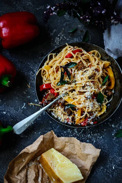 Spaghetti Con Carne Macinata Peperone Stile Rustico Focus Selettivo — Foto Stock