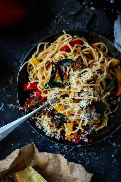 Spaghetti Con Carne Macinata Peperone Stile Rustico Focus Selettivo — Foto Stock