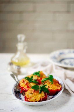 Spagettiyle doldurulmuş dolgun biberler. Tarz rustik. Seçici odaklanma.