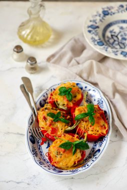 Spagettiyle doldurulmuş dolgun biberler. Tarz rustik. Seçici odaklanma.