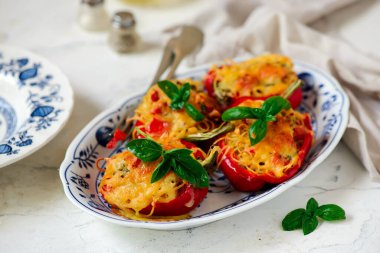 Spagettiyle doldurulmuş dolgun biberler. Tarz rustik. Seçici odaklanma.