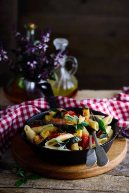 Salamlı ve sebzeli makarna.. stil vintage.Seçici odak noktası