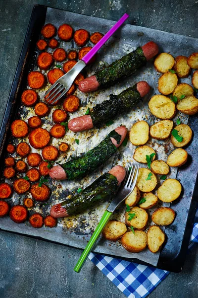 Bladpan Worsten Wortel Aardappelen Stijl Rustiek Selectieve Focus — Stockfoto