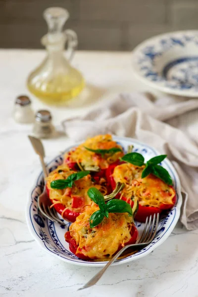 Poivrons Farcis Avec Spaghetty Style Rustic Selective Focus — Photo
