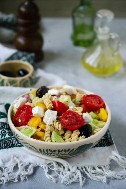 Makarnalı Yunan salatası.