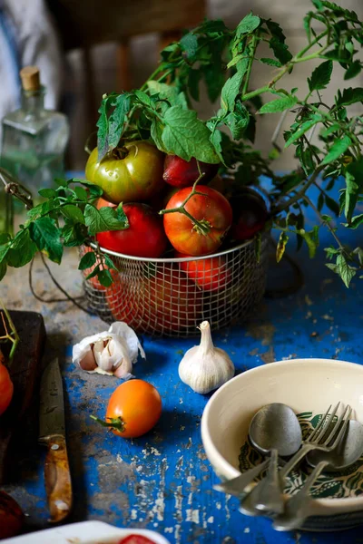 Färska Mogna Ekologiska Tomater Gammal Korg Rustik Stil Selektivt Fokus — Stockfoto