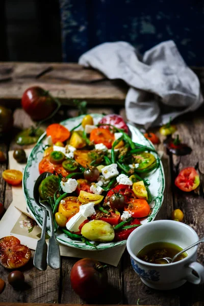 Grüne Bohnen Tomaten Und Feta Salat Stil Rustikal Selektiver Fokus — Stockfoto