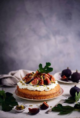 Taze kremalı incirli pasta. Klasik. seçici odak