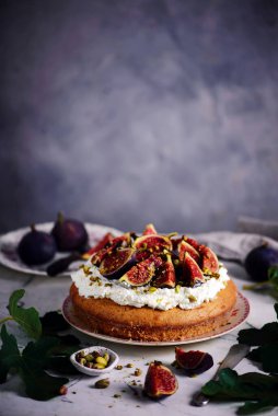 Taze kremalı incirli pasta. Klasik. seçici odak