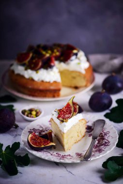 Taze kremalı incirli pasta. Klasik. seçici odak