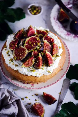 Taze kremalı incirli pasta. Klasik. seçici odak