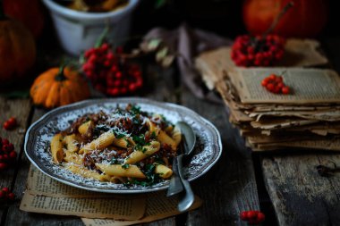 Anında sığır eti yahnisi. Tarz rustik. Seçici odak