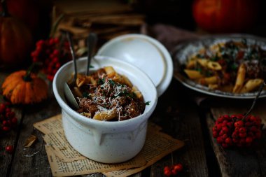 Anında sığır eti yahnisi. Tarz rustik. Seçici odak