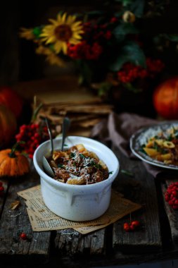 Anında sığır eti yahnisi. Tarz rustik. Seçici odak