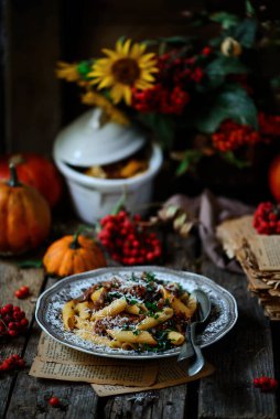 Anında sığır eti yahnisi. Tarz rustik. Seçici odak
