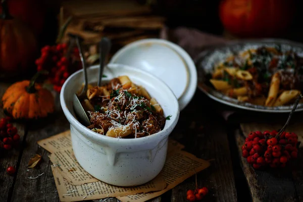 Anında sığır eti yahnisi. Tarz rustik. Seçici odak