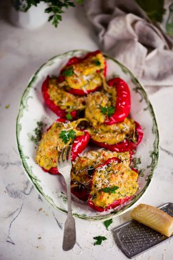 Spagettiyle doldurulmuş dolgun biberler. Tarz rustik. Seçici odaklanma.