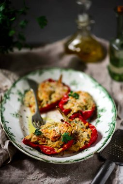 Spagettiyle doldurulmuş dolgun biberler. Tarz rustik. Seçici odaklanma.