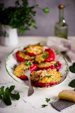 Spagettiyle doldurulmuş dolgun biberler. Tarz rustik. Seçici odaklanma.