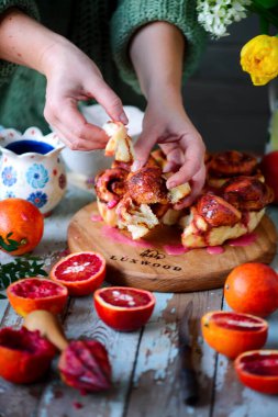 Kanlı Portakallı Çörekler, portakal aromalı buzlu. Klasik tarz. Seçici odak noktası.