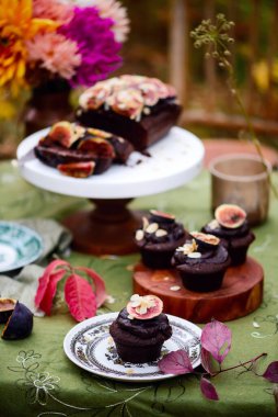 Sonbahar ormanında çikolatalı incirli somun kek. Eski tarz. seçici odak